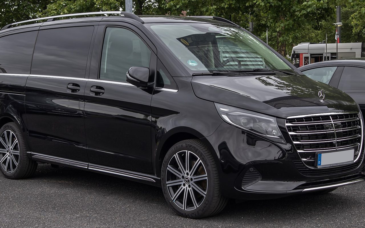 Siyah VIP transfer aracı (Mercedes-Benz V-Serisi)
